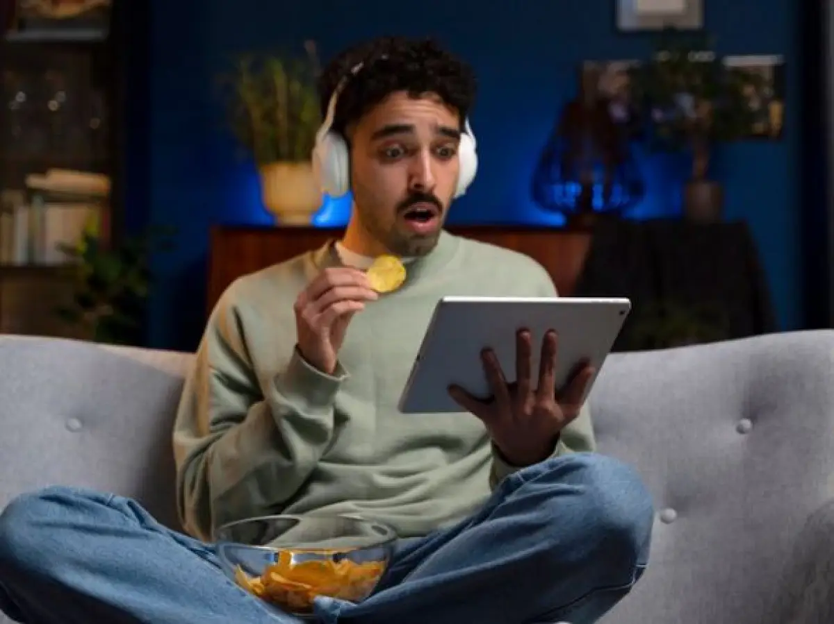 ilustrasi : binge watching dan dampak buruk bagi kesehatan (Sumber : freepik)