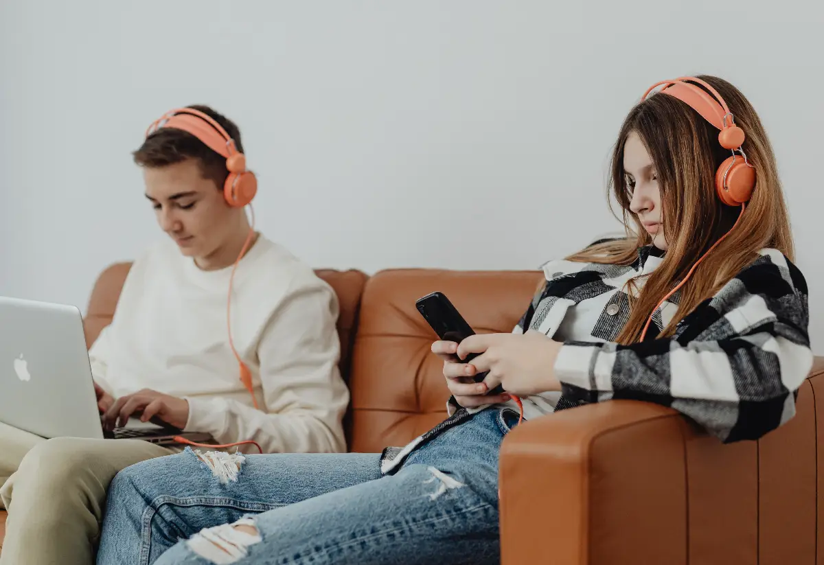 Ilustrasi | Penelitian terbaru dari University of Surrey mengungkap pola penggunaan internet berdasarkan usia dan tingkat kecanduan. (Sumber : Pexels/Karolina Grabowska)