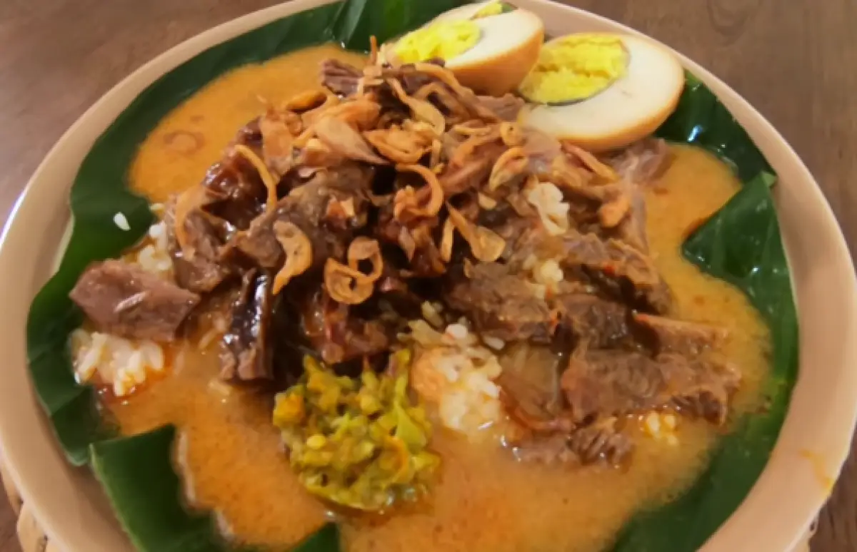 Ilustrasi nasi gandul (Sumber : YouTube/@Dapoer Lestari)