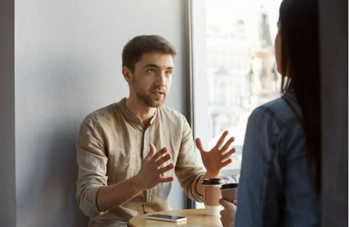 Ilustrasi | Gerakan yang menunjukan seseorang sedang berbohong (Sumber : Freepik/cookie_studio)