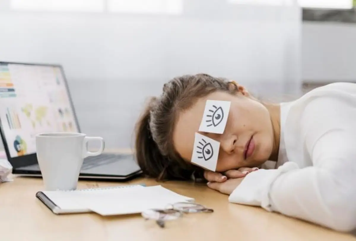 Ilustrasi | 10 Minuman yang Efektif Hilangkan Rasa Ngantuk di Jam Kerja (Sumber : Freepik)