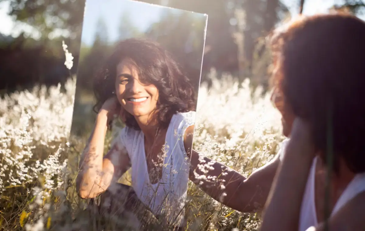 Ilustrasi orang bercermin (Sumber : Unsplash/Caroline Veronez)