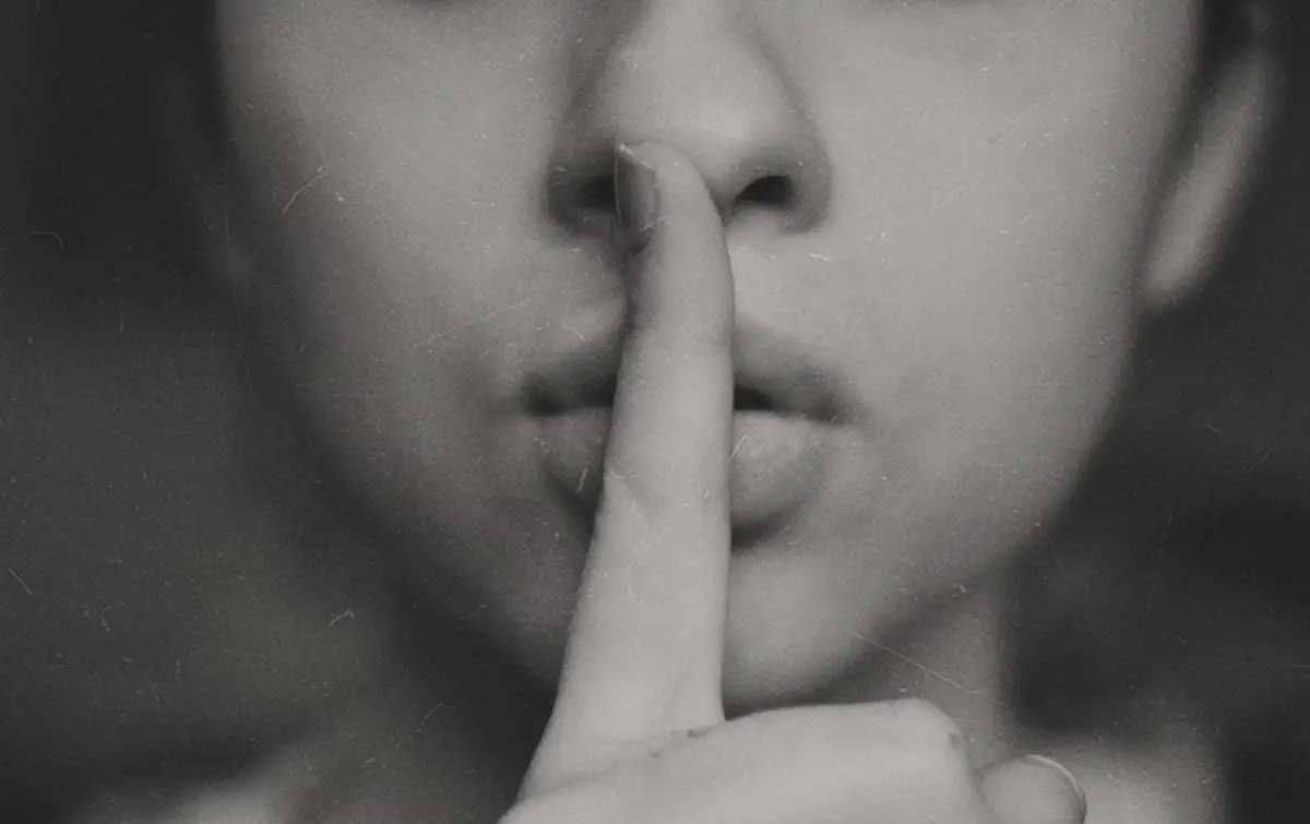 Ilustrasi orang yang tak mau difoto (Sumber : Unsplash/Kristina Flour)