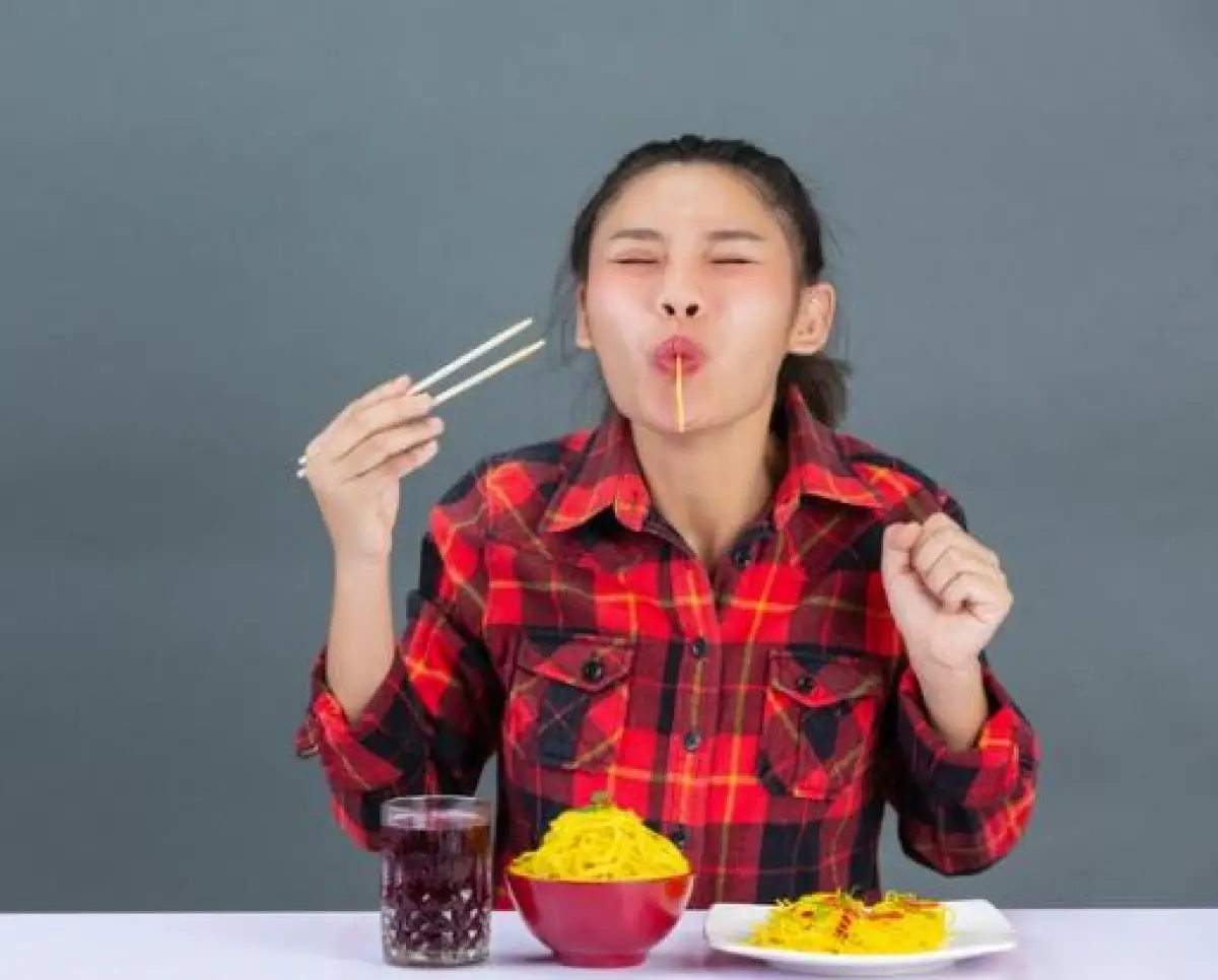 ilustrasi perempuan sedang makan makanan pedas (Sumber : freepik)