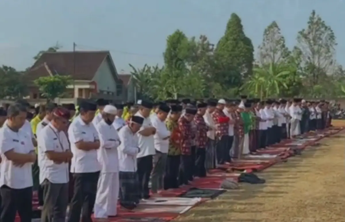 Pemerintah Kota Semarang menggelar Salat Istisqa berjamaah dengan warga di Lapangan Kedungpane, Mijen, untuk meminta agar hujan segera turun, Rabu 11 Oktober 2023. (Sumber : Instagram @mbakitasmg)