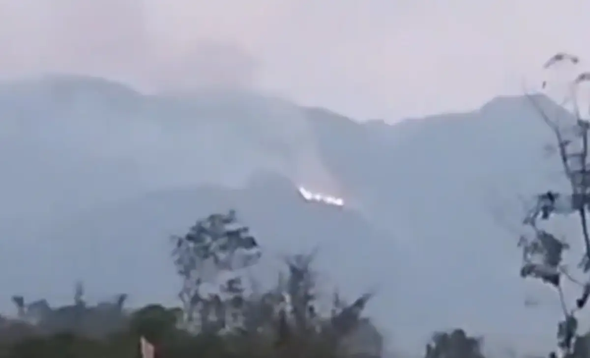 Terjadi kebakaran di Gunung Ungaran Kabupaten Semarang pada Kamis 12 Oktober 2023 sore hari menjelang petang, terlihat api semakin merembet. (Sumber : Instagram @infokejadiansemarang.new)