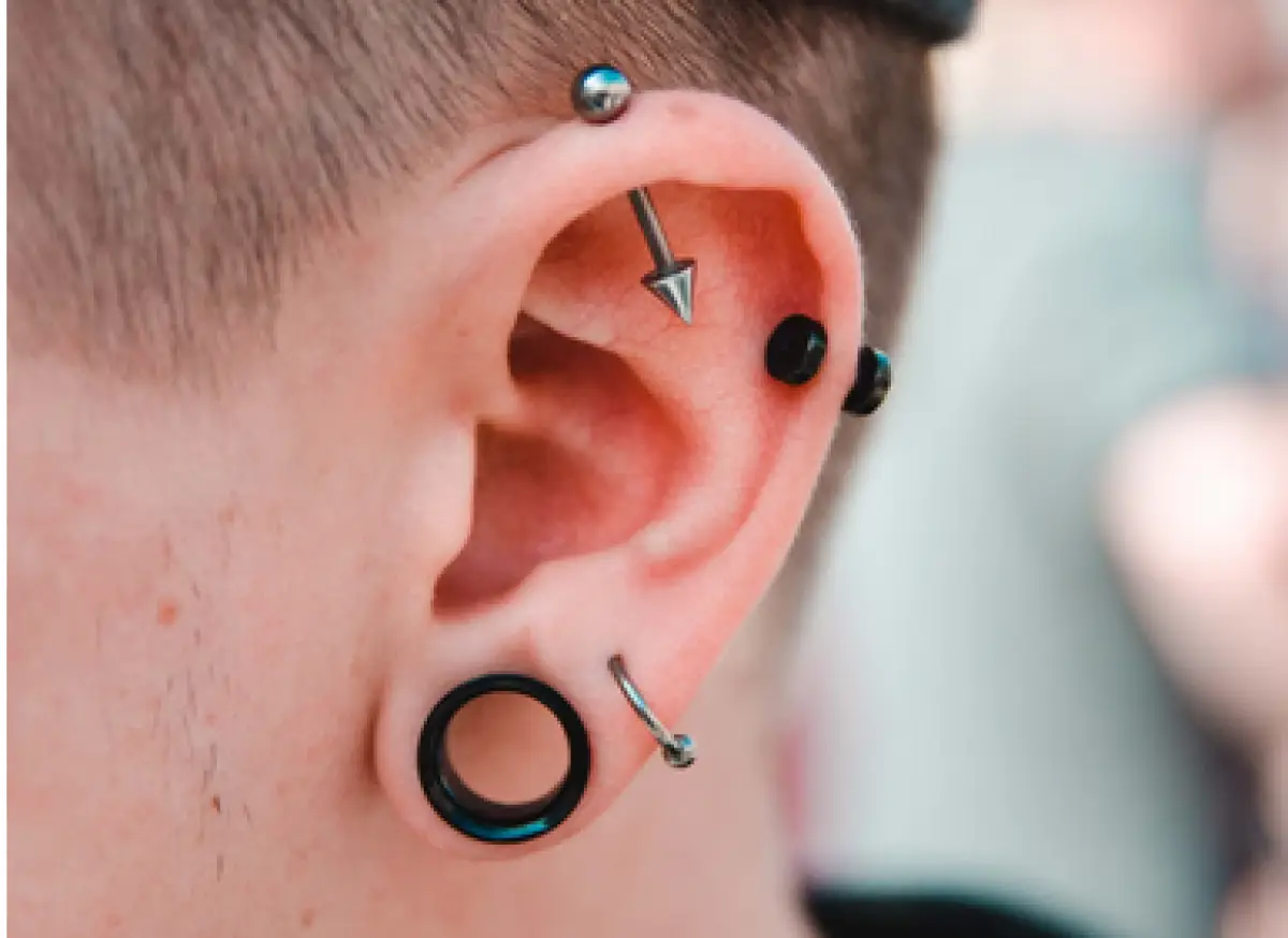 Ilustrasi pria pakai perhiasan (Sumber : Unsplash/Kilian Seiler)