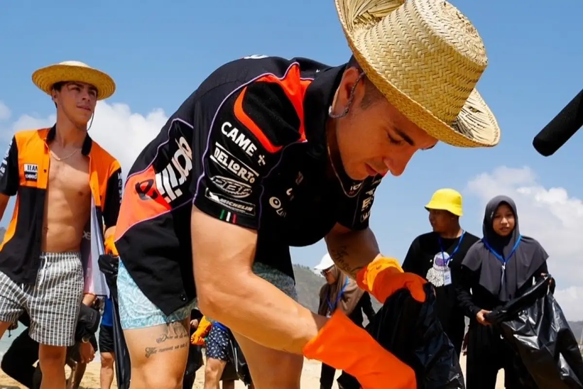 Pebalap Maverick Vinales ikut aksi penanaman terumbu karang dan membersihkan sampah di Pantai Kuta Mandalika, Lombok, Kamis 12 Oktober 2023. (Sumber : Instagram @maverick12official)
