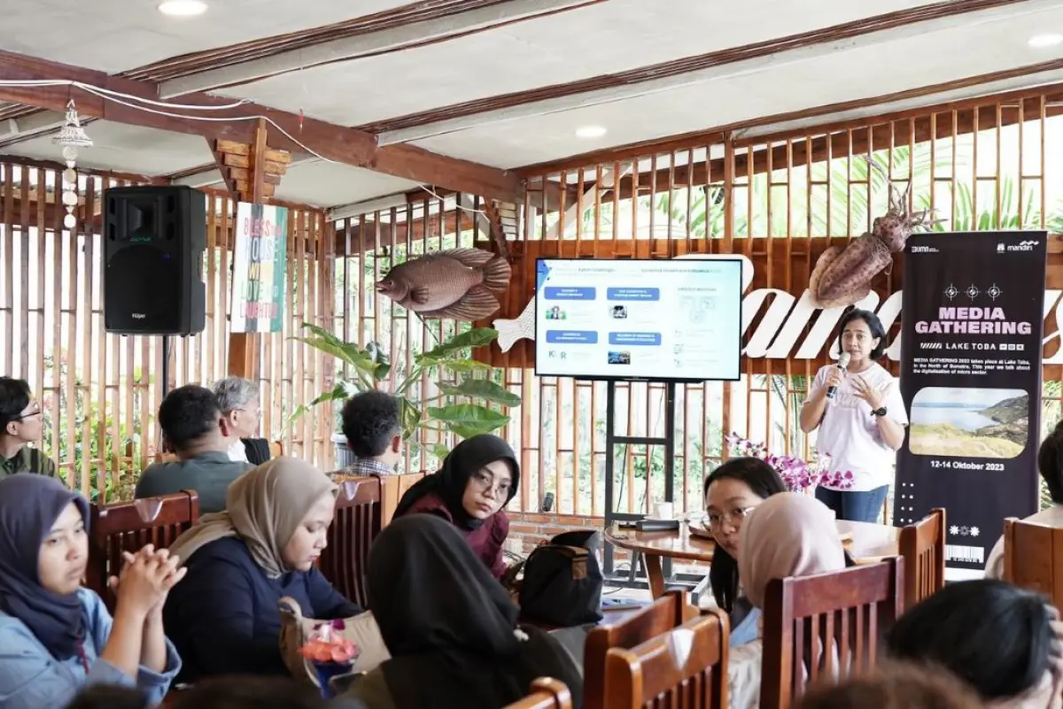 SVP Micro Development & Agent Banking Bank Mandiri, Ashraf Farahnaz saat menyampaikan paparan pada media gathering di Sumatera Utara.