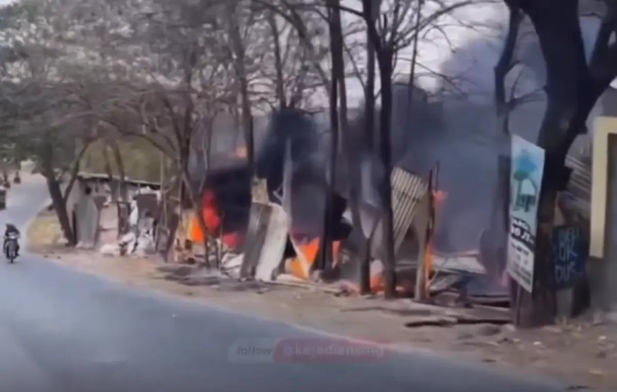 Terjadi kebakaran di gudang rongsok di Jatibarang, Kedungpane, Mijen, Kota Semarang, Jumat 13 Oktober 2023 siang sekitar pukul 12.45 WIB. (Sumber : Instagram @kejadiansmg)
