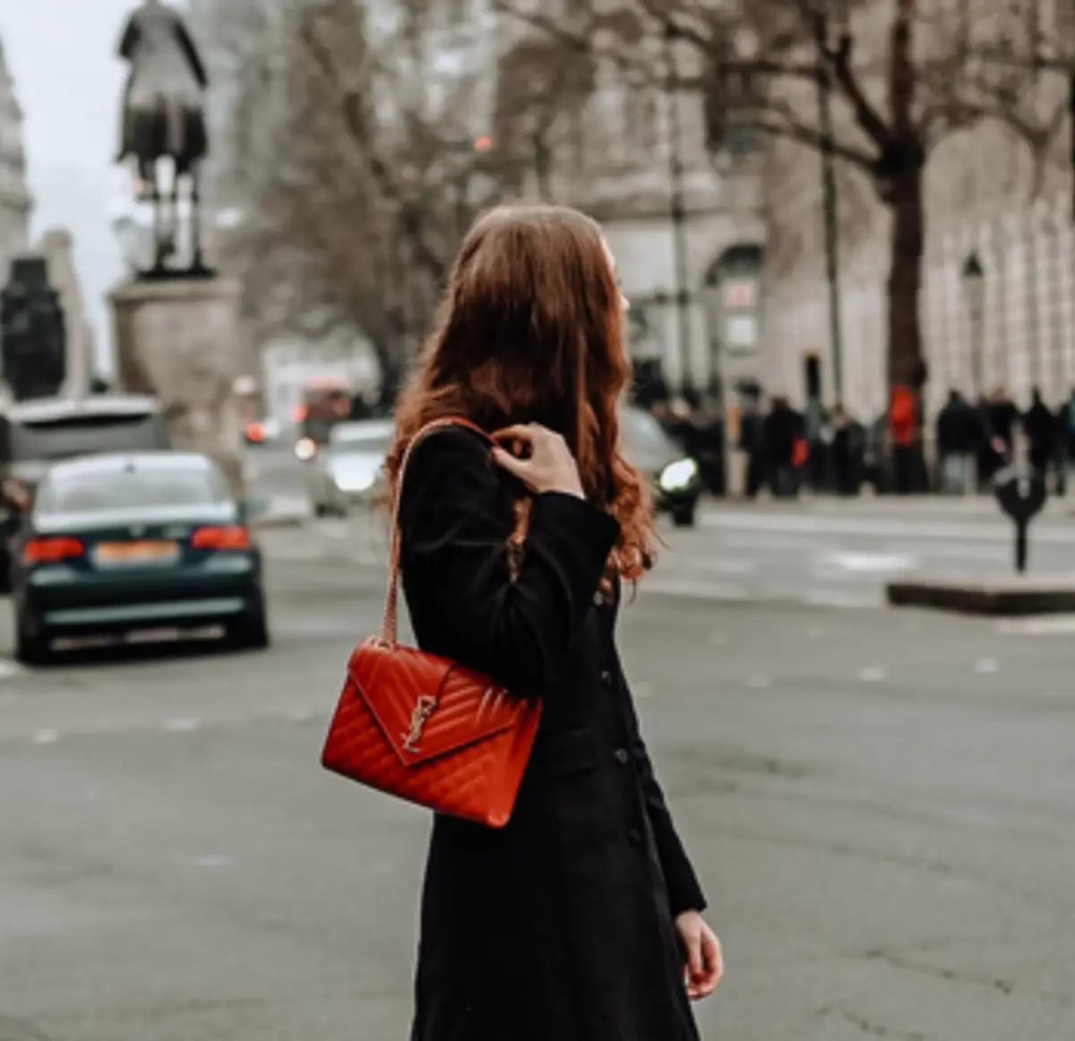 Ilustrasi melihat kepribadian wanita dari cara membawa tas (Sumber : Unsplash/Laura Chouette)