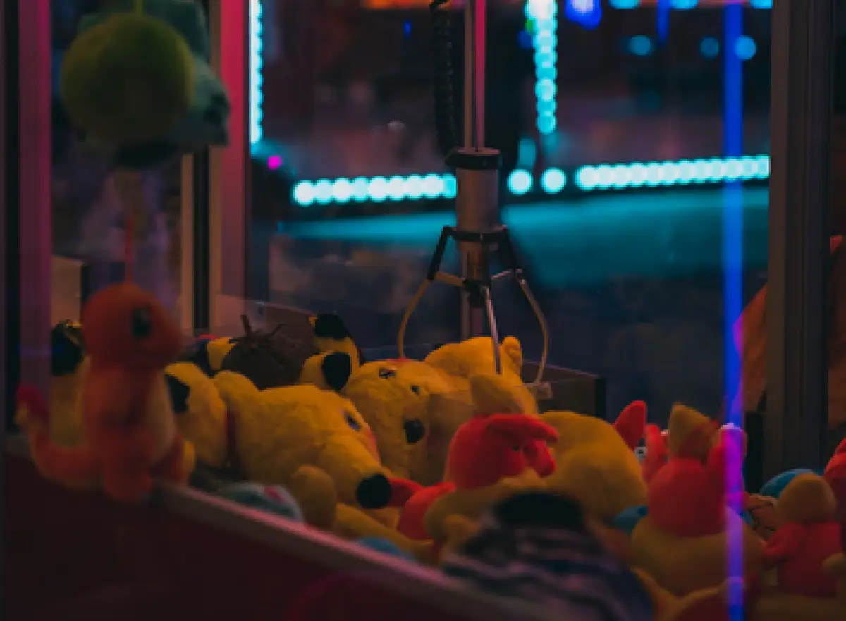 Ilustrasi mesin capit boneka atau ufo catcher (Sumber : Unsplash/@Tom Caillarec)