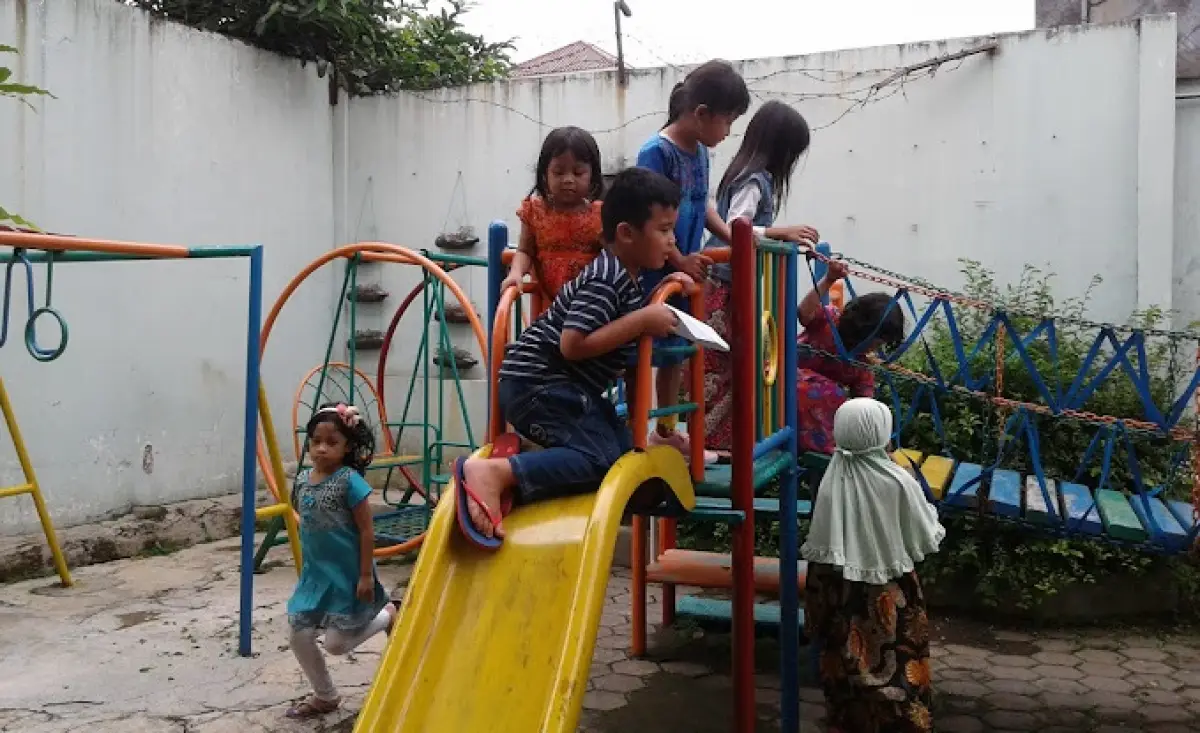 Anak usia dini sudah sekolah, simak dampak perbedaan cara main di sekolah dengan di rumah. (Sumber : Google Farida Surya)