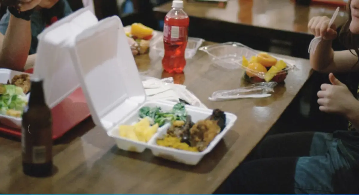 Ilustrasi anak sekolah bawa bekal makanan ulat sagu ke sekolah (Sumber : Unsplash/Annie Spratt)