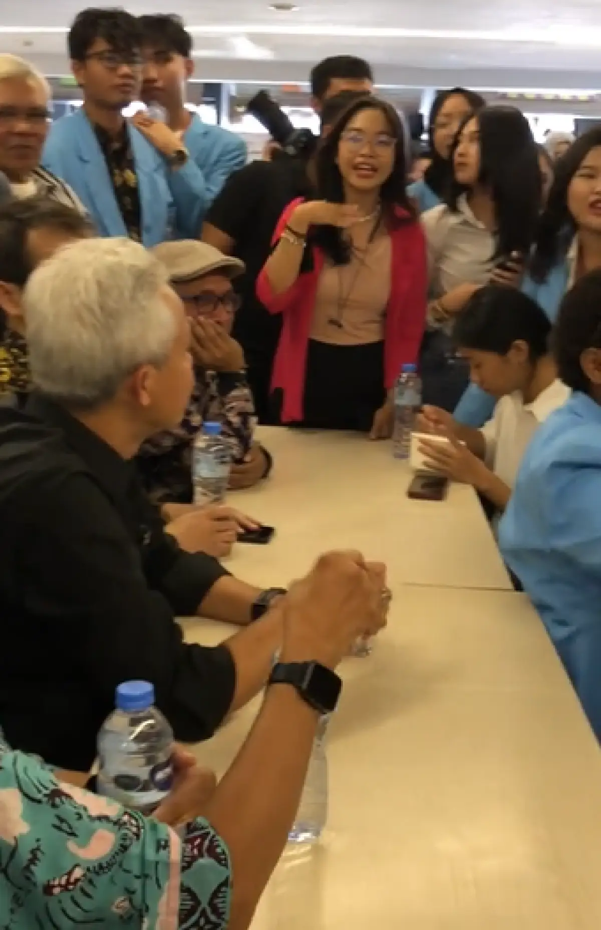 Anteng Makan Padahal Orang Lain Serbu Ganjar Pranowo, Aksi Mahasiswi Ini Jadi Sorotan (Sumber : TikTok/arthur12041995)