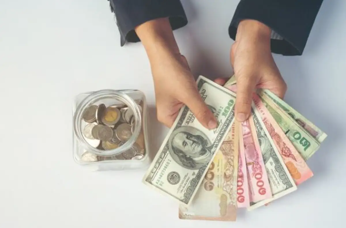 Ilustrasi | Cara Menolak Teman yang Suka Pinjam Uang Tanpa Menyakiti Perasaan (Sumber : Freepik/jcomp)