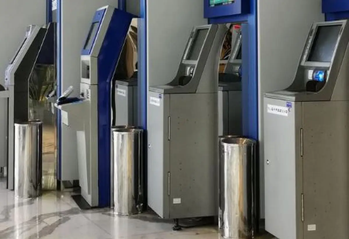 Jumlah Mesin ATM Makin Berkurang, Dampak Digitalisasi (Sumber : Shutterstock)