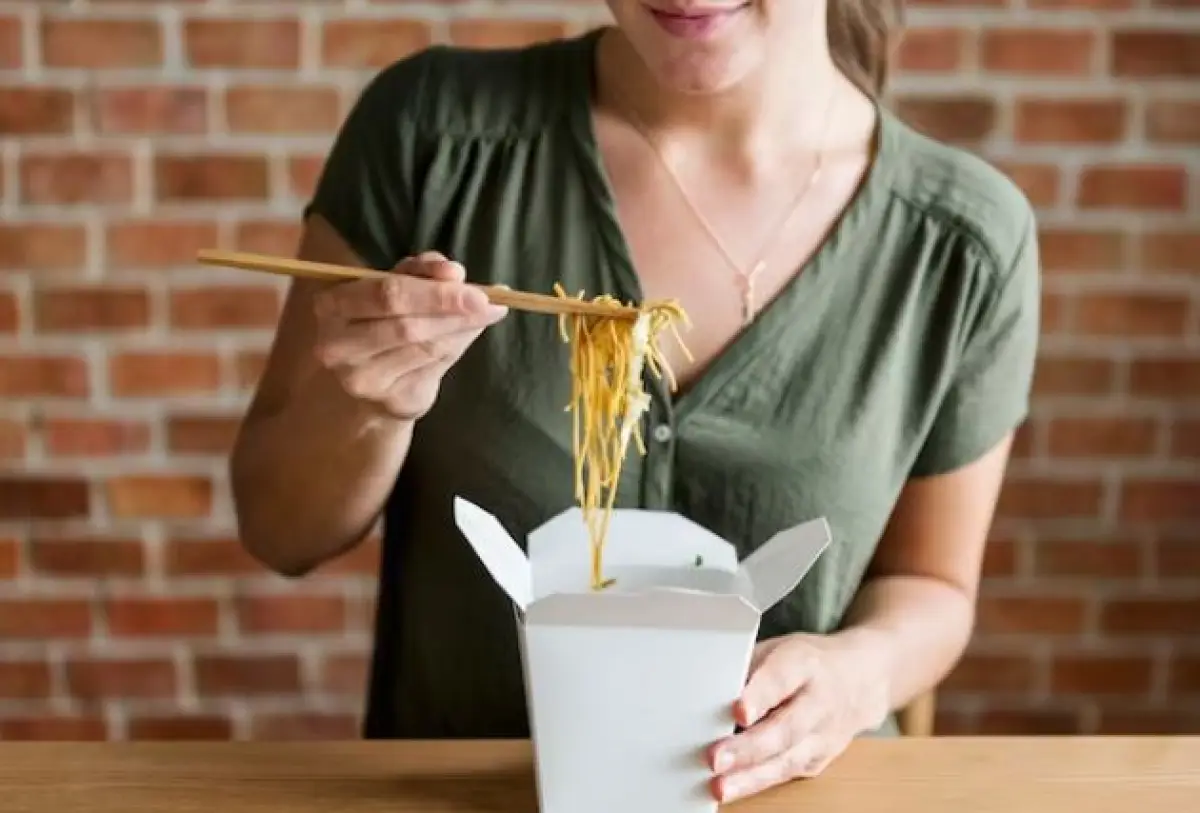 Bahaya makan mie instan pada wanita (Sumber : Freepik/rawpixel.com)