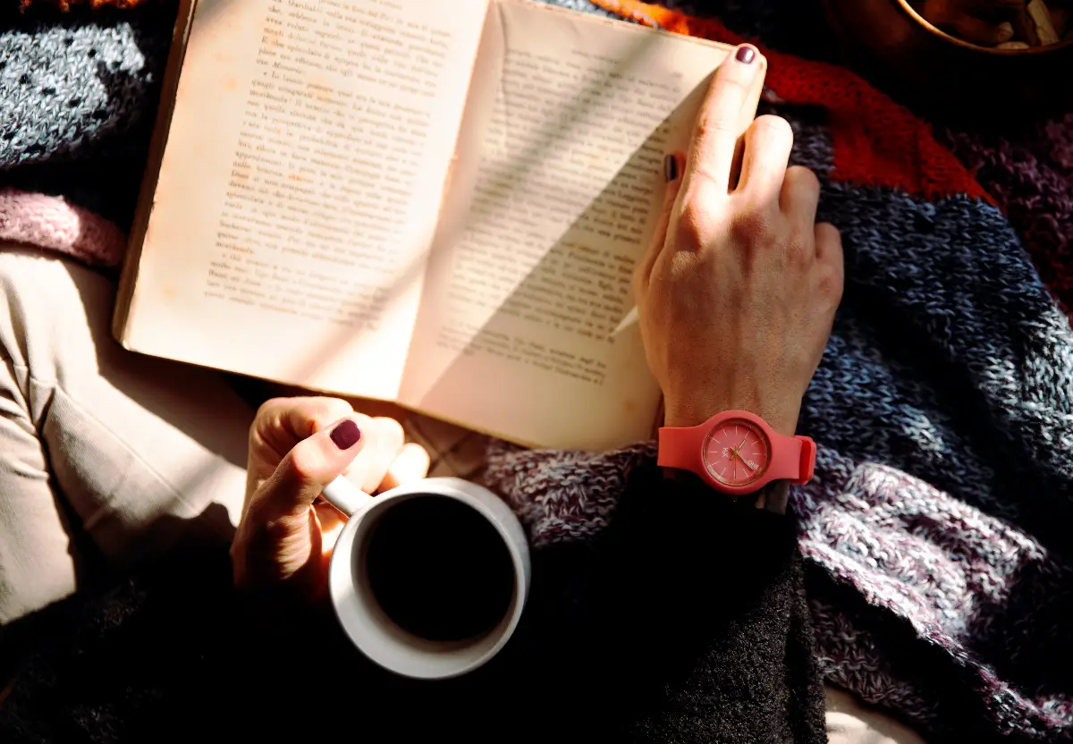 Ilustrasi | Karakteristik istimewa orang yang suka membaca. (Sumber : Pexels/Vincenzo Malagoli)
