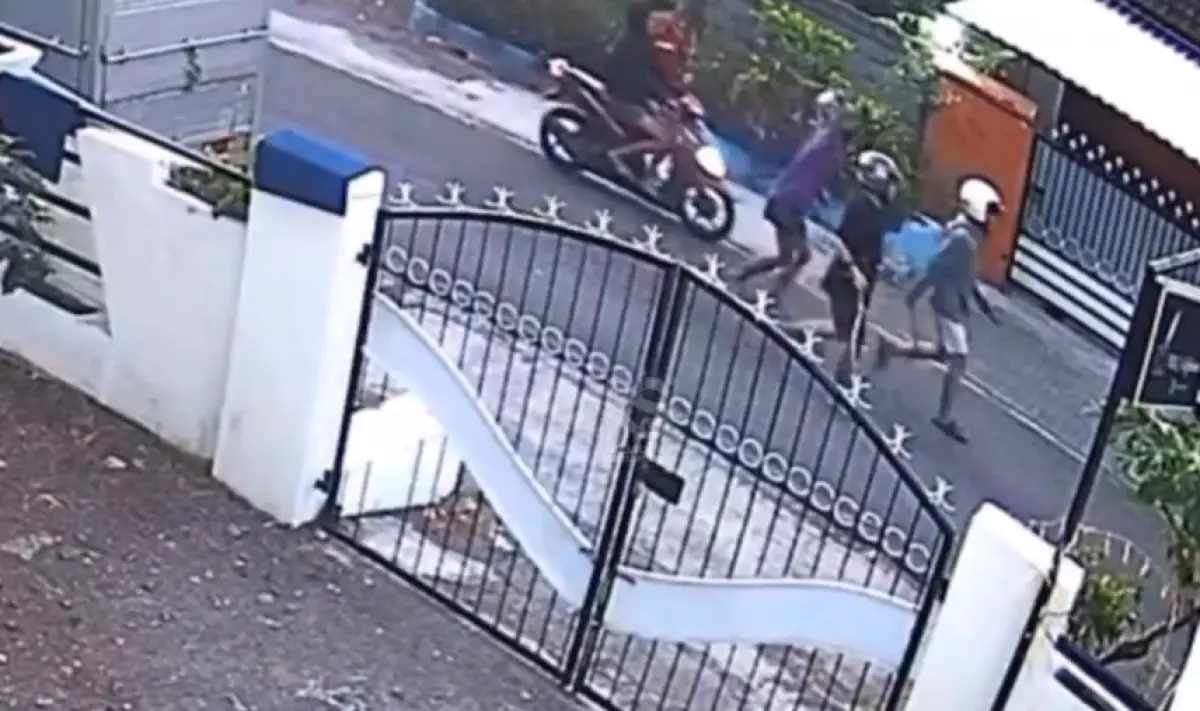 Aksi gerombolan kreak berulah di Jalan Puspogiwang, Semarang Barat, tawuran lempar batu sambil membawa senjata tajam, Minggu 15 Oktober 2023. (Sumber : Instagram @kejadiansmg)