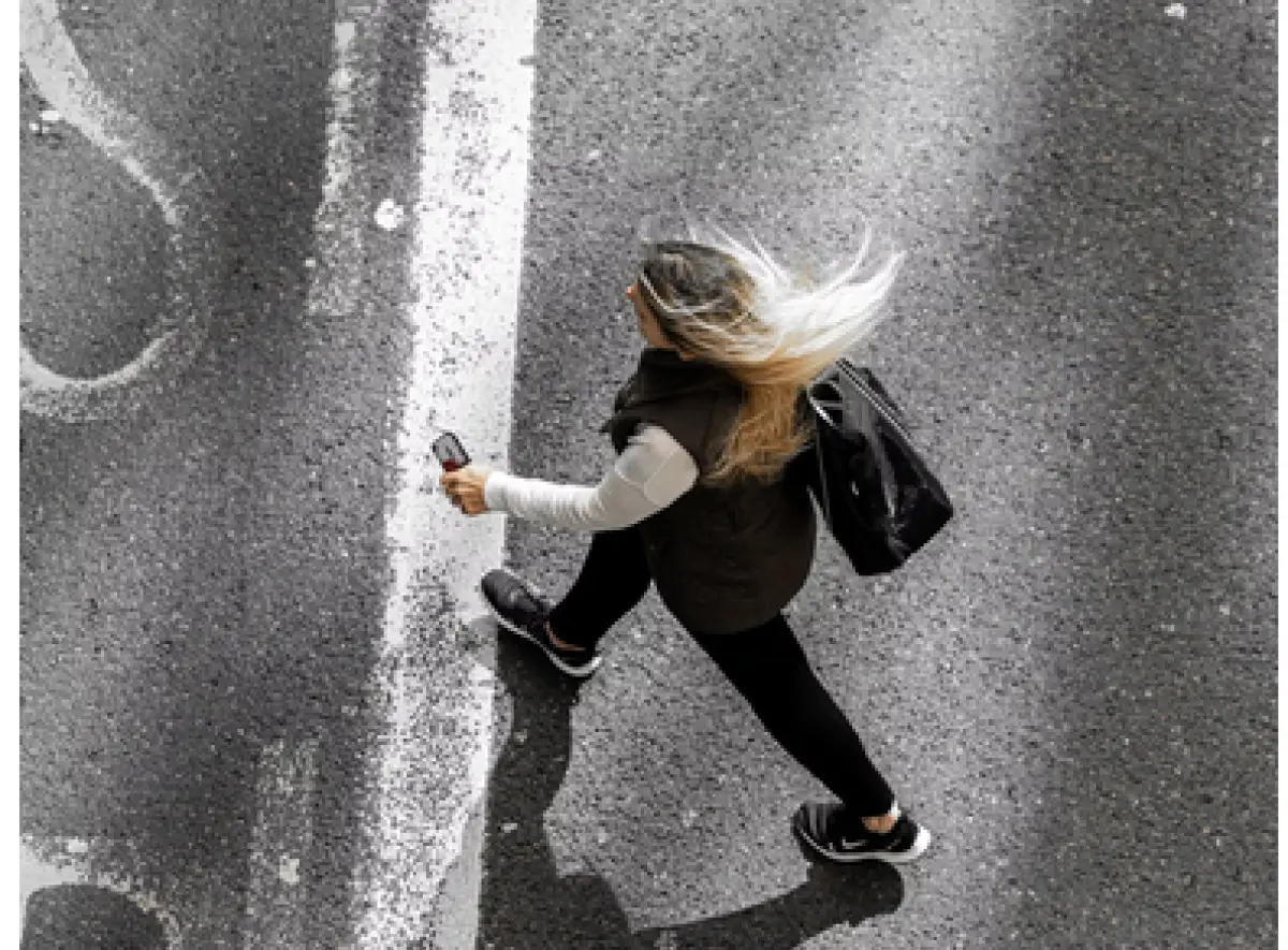 Ilustrasi wanita berjalan (Sumber : Unsplash/@Krzysztof Hepner)