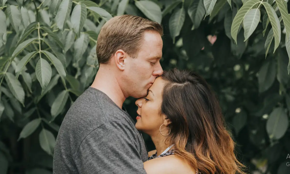 Ilustrasi pria mencium kening pasangannya (Sumber : Unsplash/Kyle Bearden)