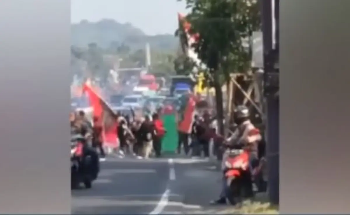 video rekaman amatir bentrokan dua kelompok di Muntilan, Kabupaten Magelang (Sumber : KompasTV)