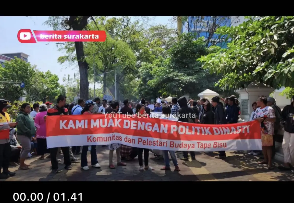 longmarch peserta aksi tapa bisu di Solo (Sumber : YouTube Berita Surakarta)