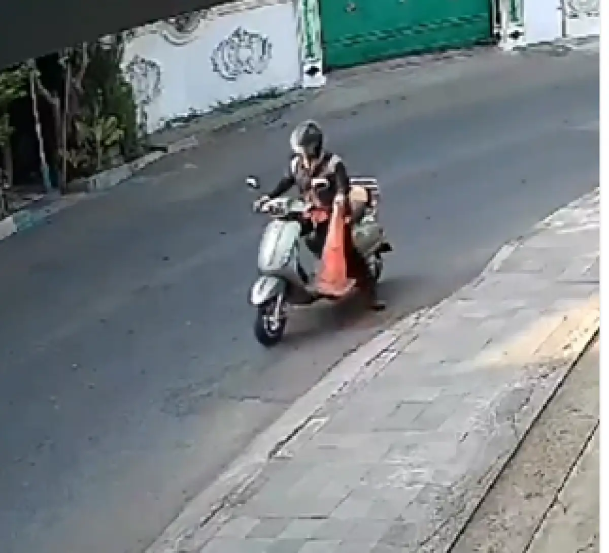 Maling Traffic Cone di Jalan, Aksi Pengendara Vespa Matic Ini Jadi Sorotan (Sumber : Instagram/@beritapasuruan)