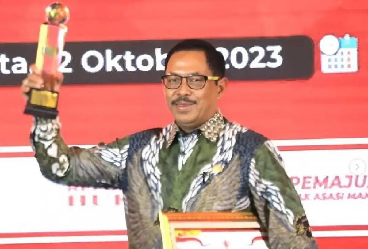 Komjen Pol (P) Drs. Nana Sudjana A.S, MM saat menerima penghargaan sebagai provinsi Pengelola JDIHN Terbaik Pertama Nasional tahun 2023 (Sumber : instagram.com/pjnanasudjana)