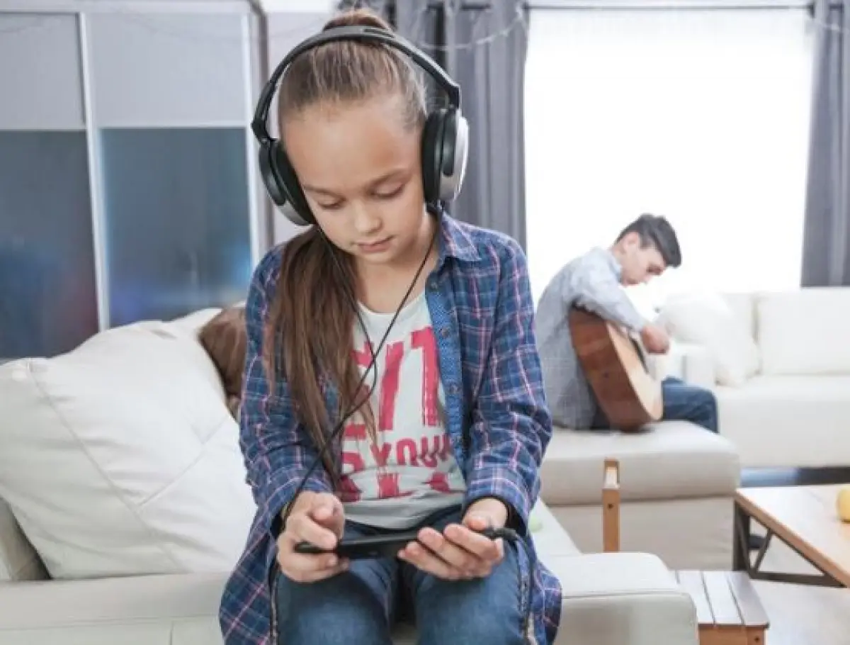 ilustrasi tanda-tanda anak kecanduan game online (Sumber : freepik)