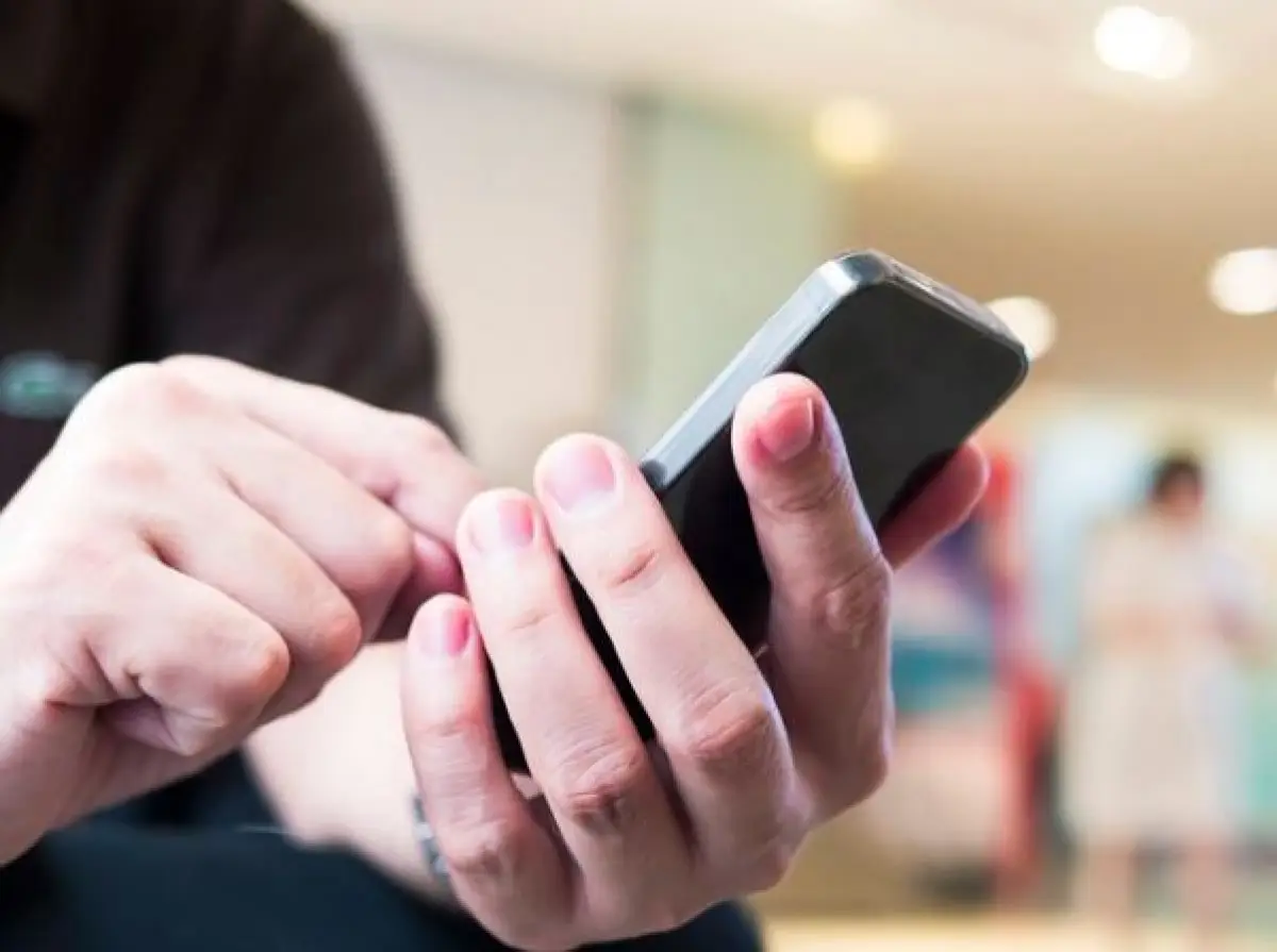 Ilustrasi : kenali tanda HP disadap dari jarak jauh (Sumber : freepik)