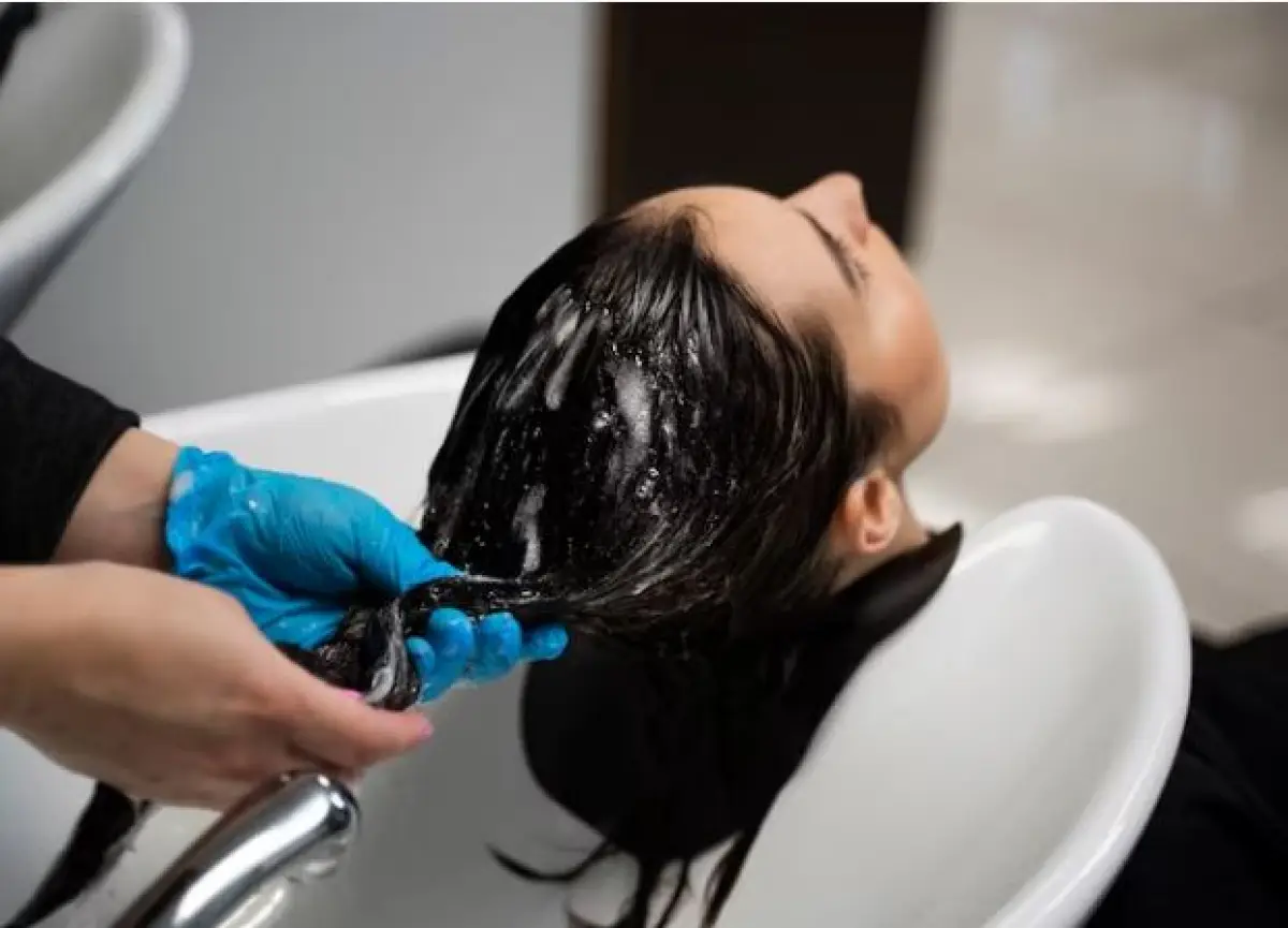 Ilustrasi : cara menggunakan kondisioner agar tidak merusak rambut (Sumber : freepik)