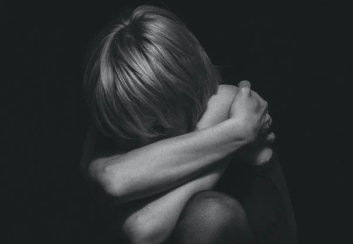 Ilustrasi | Langkah untuk membantu seseorang yang menyakiti diri sendiri. (Sumber : Pexels/Alexander Krivitskiy)