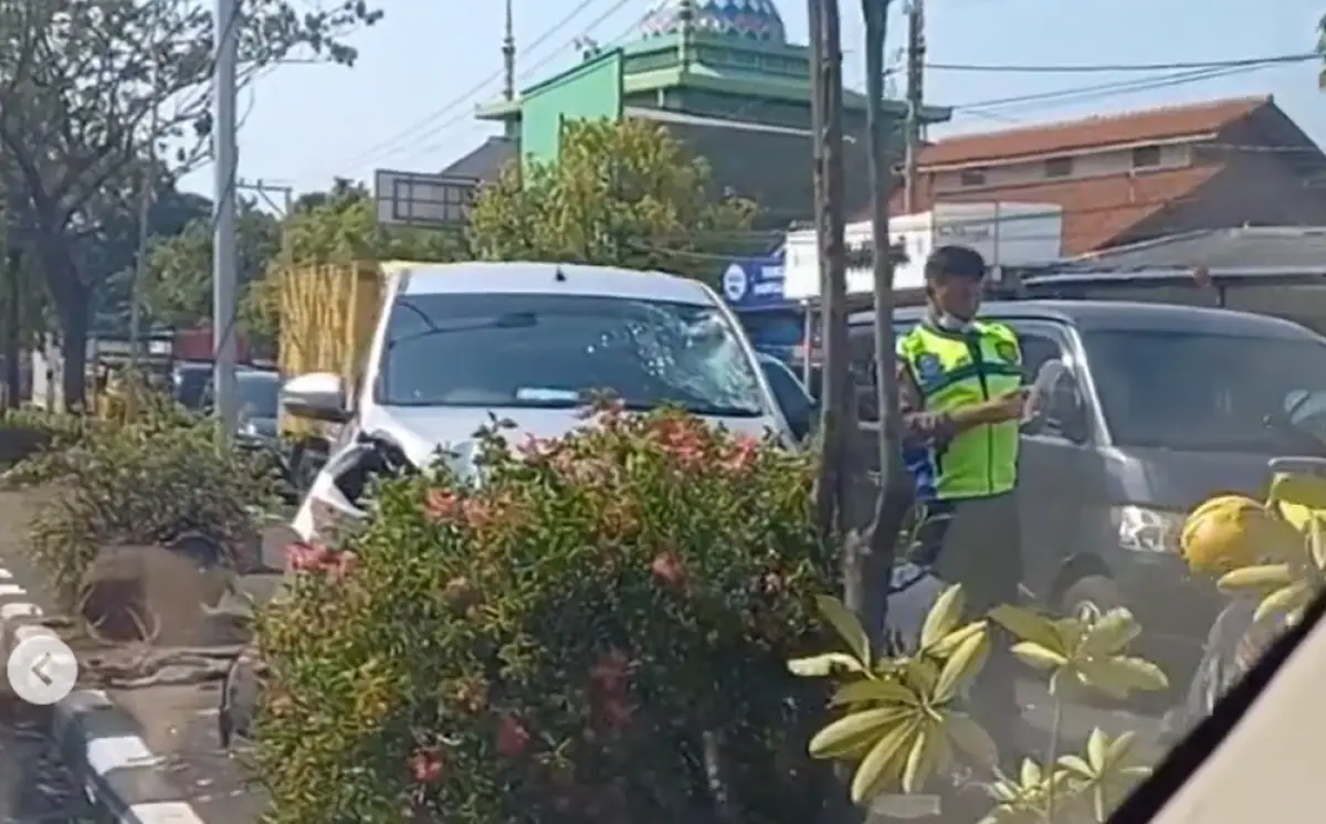 Kecelakaan di kawasan lampu merah Tlogosari Kota Semarang, Selasa 17 Oktober 2023 siang, mobil tabrak sejumlah motor dan hantam median jalan. (Sumber : Instagram @infokejadian_genuk)