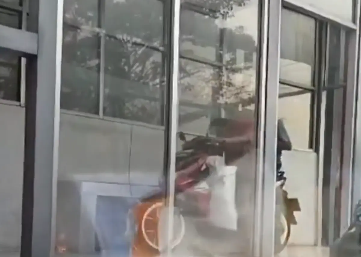 Pengendara di Kota Semarang ugal-ugalan melanggar peraturan lalu lintas. Banyak pengendara motor nekat menggunakan trotoar bahkan menerobos halte BRT. (Sumber : Aziz Noverdi)