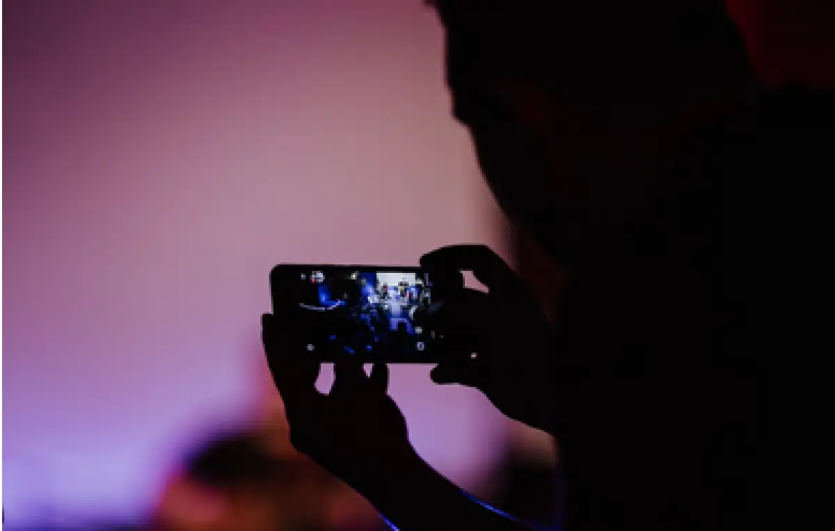 Ilustrasi pria foto wanita di mal (Sumber : Unsplash/@Priscilla Du Preez)