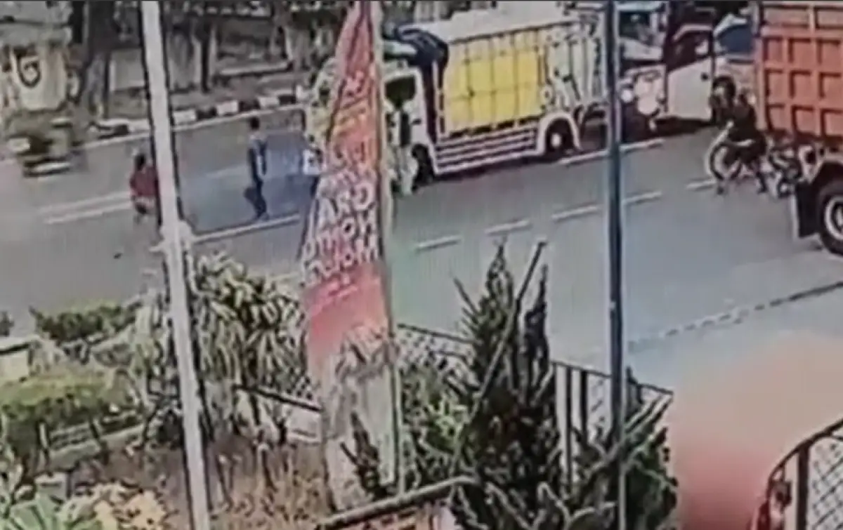 Rekaman CCTV aksi dugaan pengeroyokan sopir truk oleh 3 awak bus Sugeng Rahayu di SPBU Pudakpayung, Kota Semarang, Minggu 15 Oktober 2023. (Sumber : Instagram @infokejadiansemarang.new)