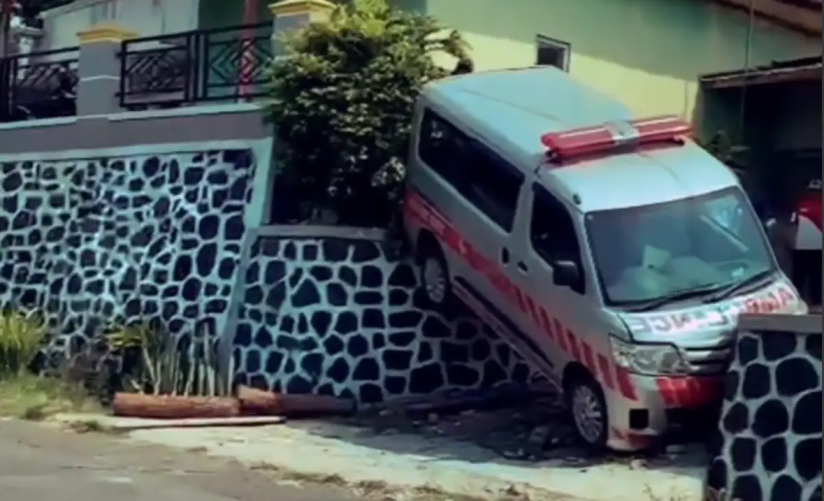 Ambulans di Batang nungging gara-gara sopir salah injak pedal, diduga belum mahir menyetir. (Sumber : SonnyJohnBmc)