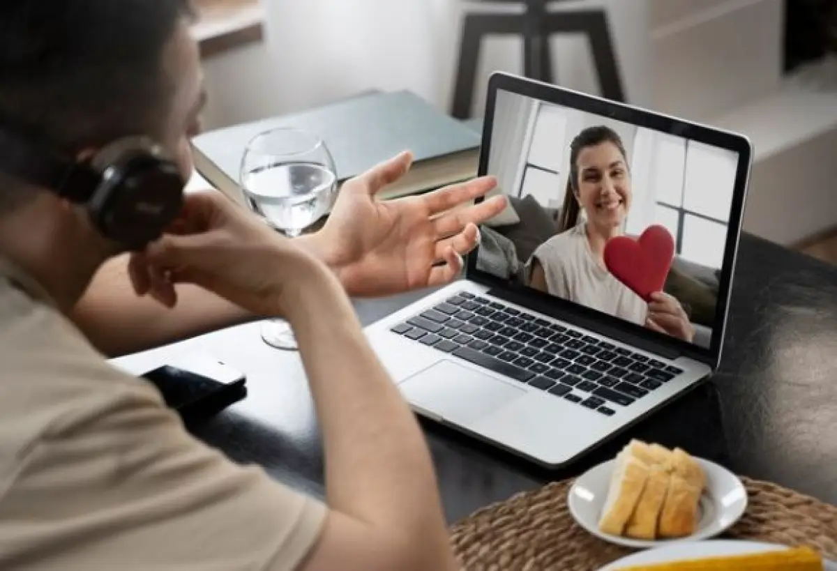 Ilustrasi | Cara Menjalani Hubungan LDR Supaya Langgeng dan Awet (Sumber : Freepik)