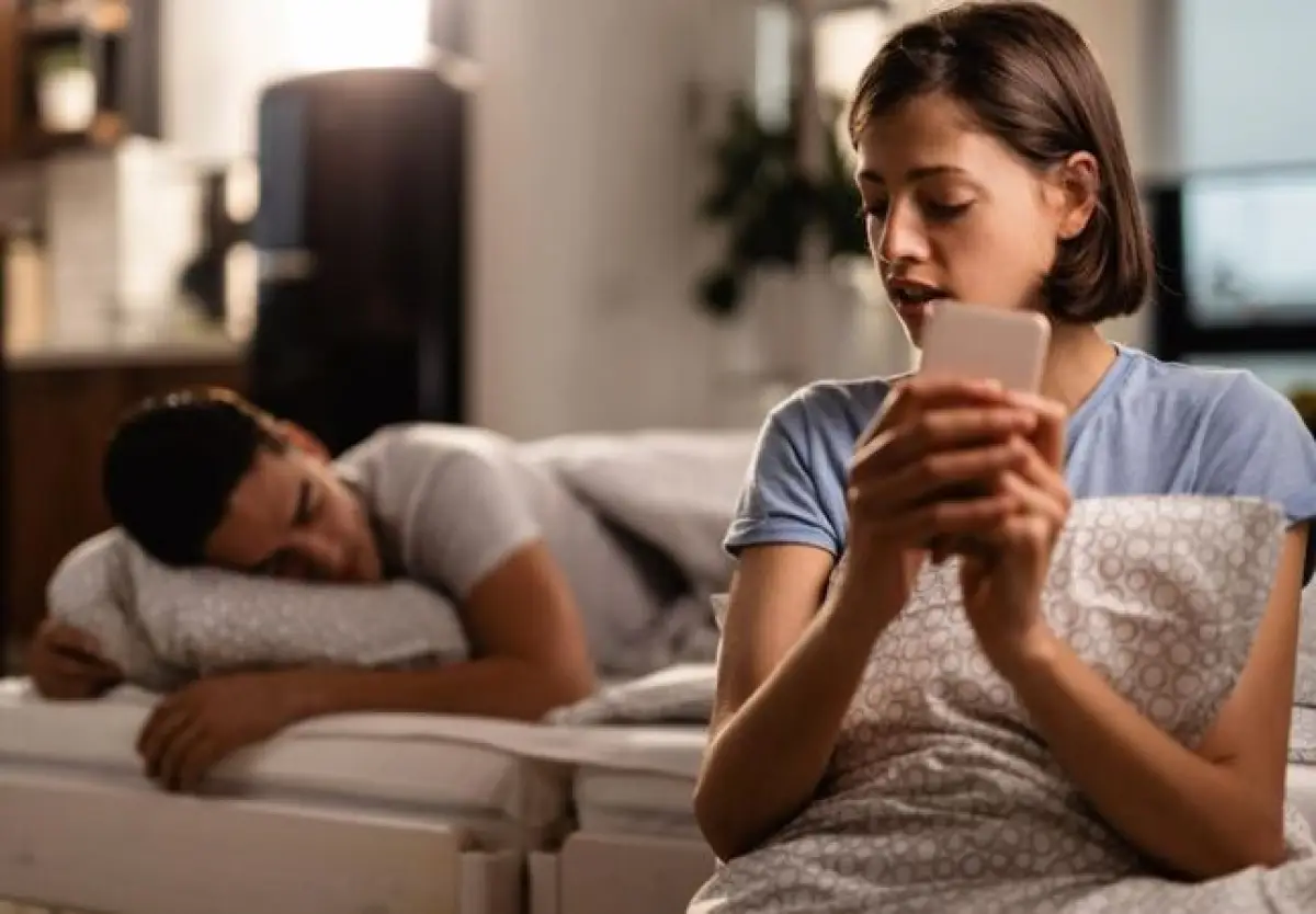 Ilustrasi | Micro Cheating (Sumber : Freepik/ Drazen Zigic)