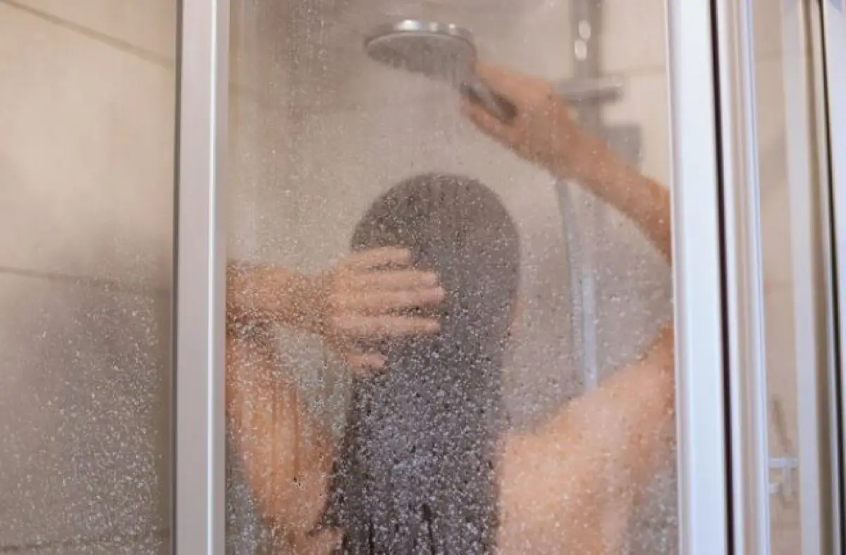 Ilustrasi | Bahaya Mandi Saat Berkeringat (Sumber : Freepik/user18526052)