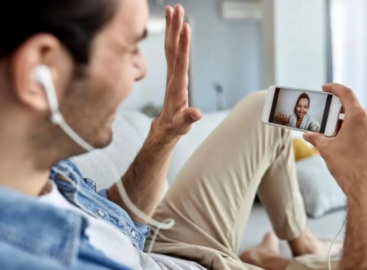 ilustrasi : 4 kebiasaan yang perlu dihindari saat menjalani pernikahan LDR (Sumber : freepik)