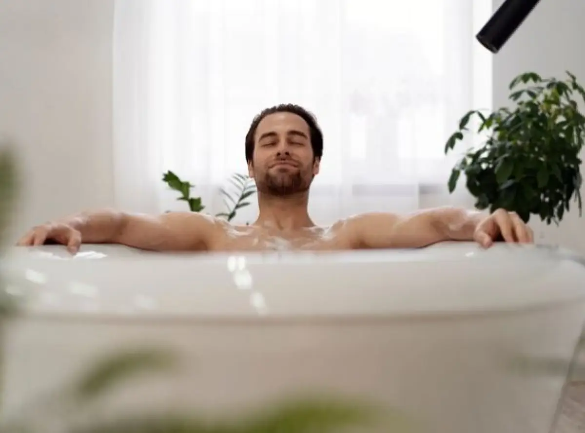 ilustrasi : manfaat mandi air hangat sebelum tidur (Sumber : freepik)