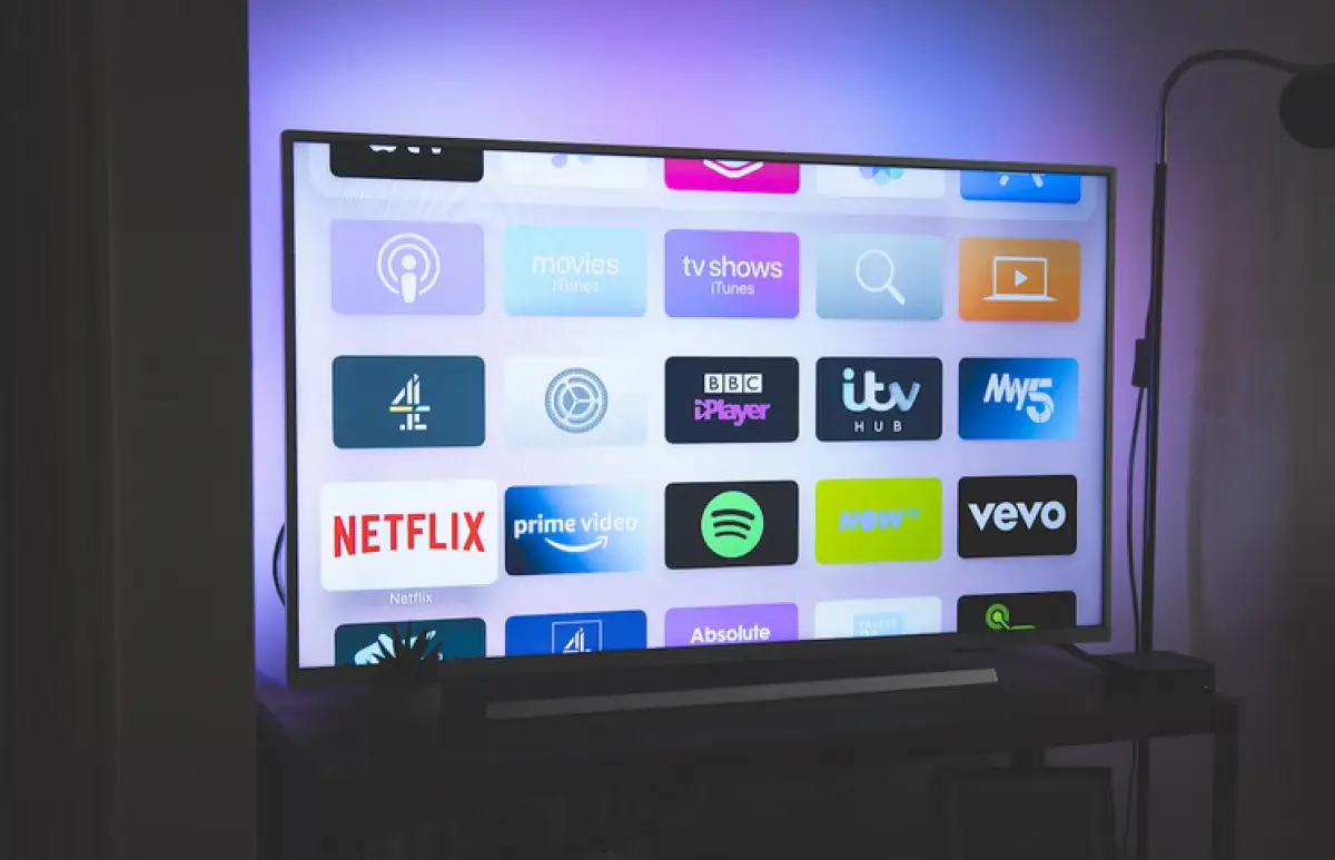 Ilustrasi perbedaan Smart TV dan Android TV (Sumber : Unsplash/@Nicolas J Leclercq)