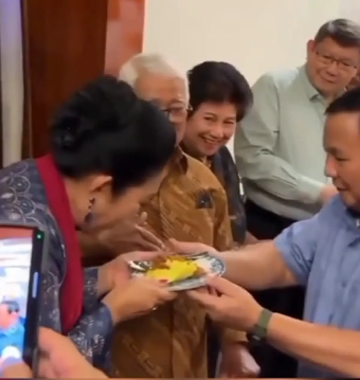 Bikin Publik Baper, Viral Momen Prabowo Subianto Kasih Tumpeng Ulang Tahun ke Titiek Soeharto (Sumber : TikTok/@suarasaya8)