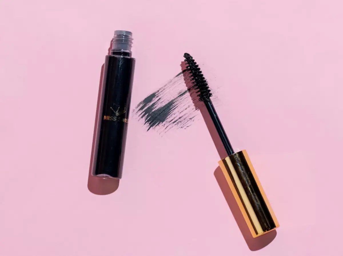 Ilustrasi maskara (Sumber : Unsplash/Ashley Piszek)