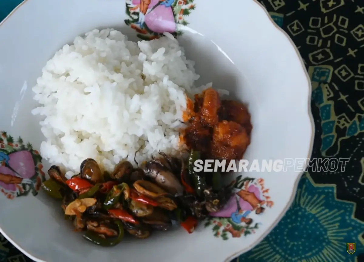 Kuliner khas Kota Semarang yang biasa disebut Gosir atau Sego Pesisir, mudah ditemukan di area dekat pantai atau pesisir pantai utara. (Sumber : Pemkot Semarang)