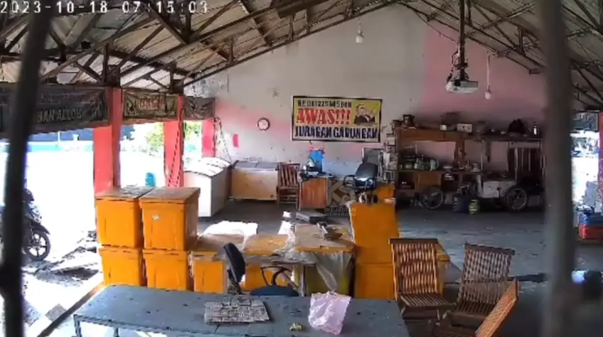 Terekam kamera CCTV aksi 2 pemuda yang nekat mencuri ikan di tempat pelelangan ikan TPI Mangkang Kulon, Semarang, Rabu 18 Oktober 2023. (Sumber : Instagram @kejadiansmg)