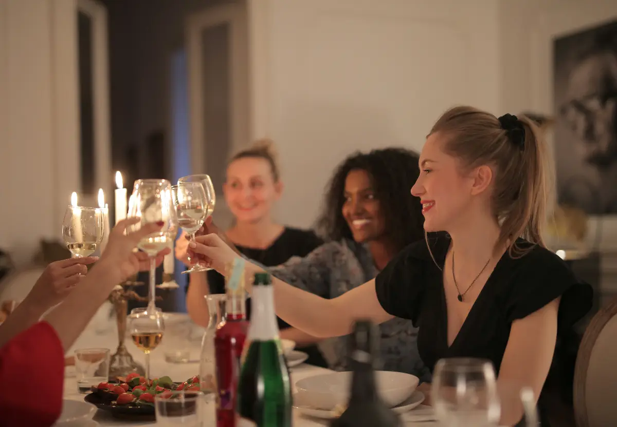 Ilustrasi | Pelajari 11 kebiasaan yang akan membantu Anda menjadi pribadi yang lebih disukai dan menciptakan hubungan positif. (Sumber : Pexels/Andrea Piacquadio)